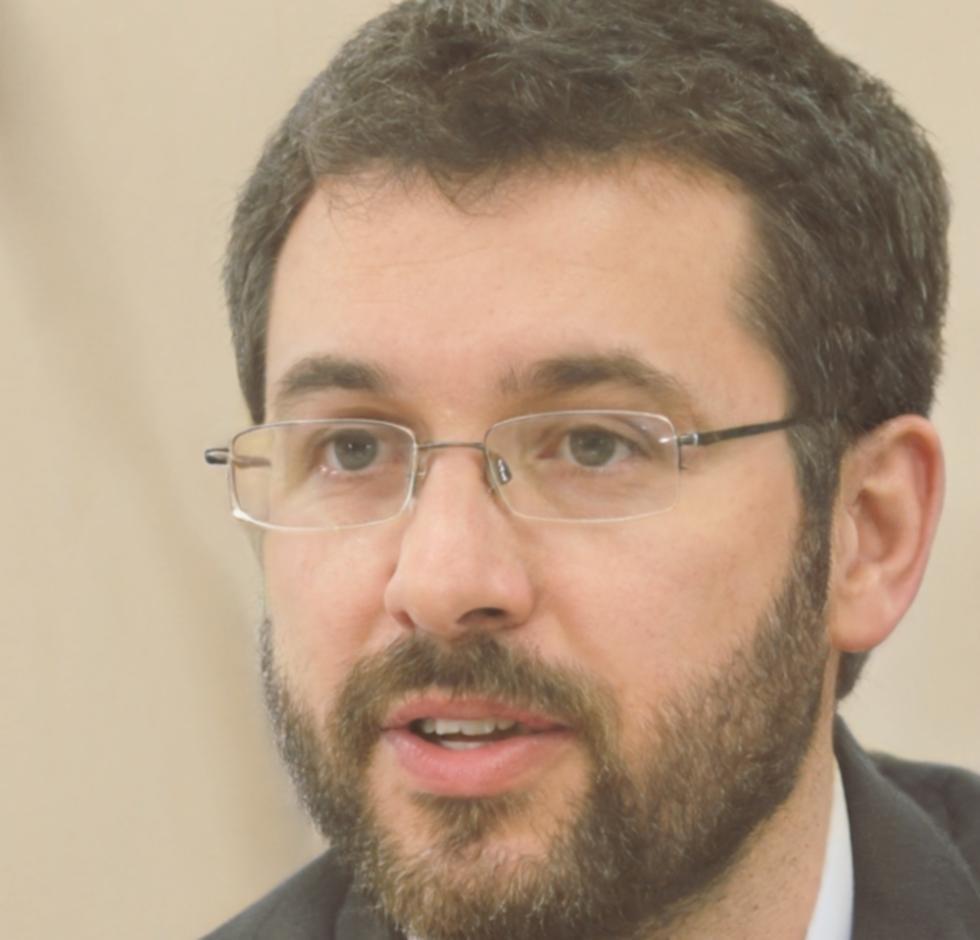 Retrato profesional de Adrián Velasco, experto en análisis financiero
