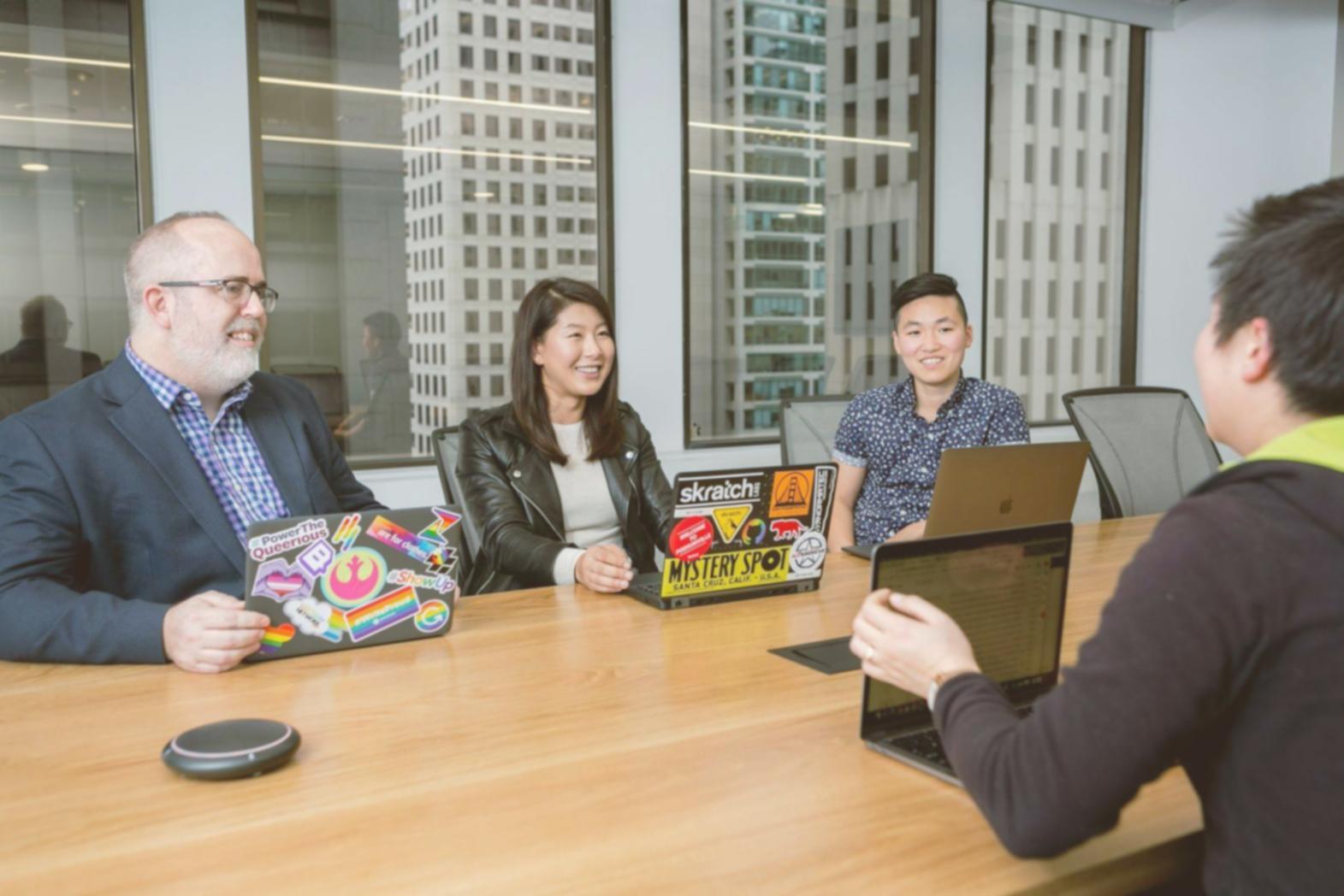 Consultor financiero revisando estados financieros durante una sesión de análisis empresarial