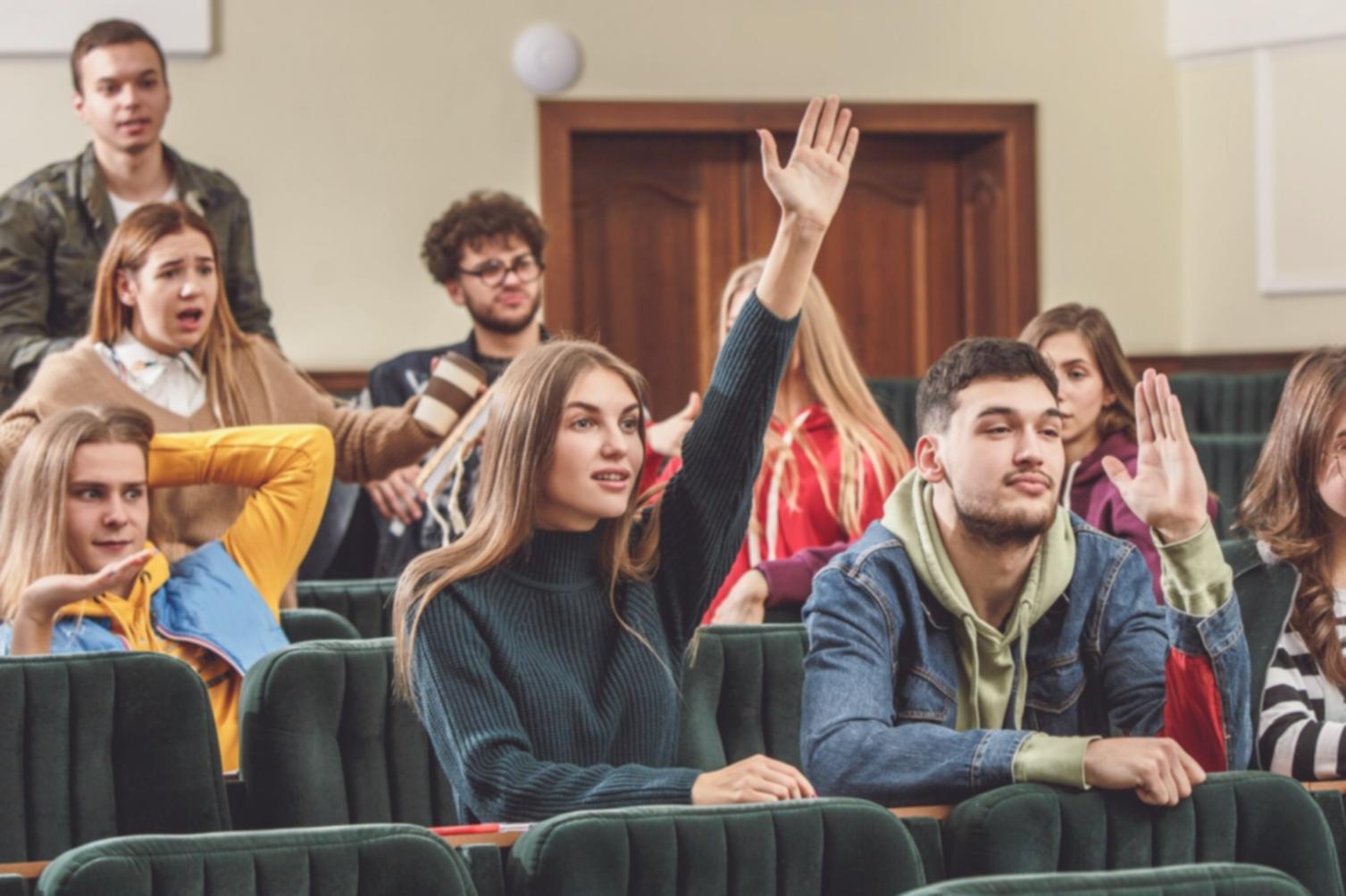Estudiantes analizando estados financieros en aula moderna